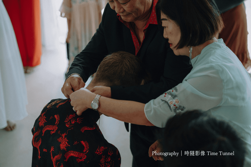 海外新人婚禮儀式指南|台灣文定、迎娶流程與中西合併建議 - 第9張圖 海外新人在台灣舉辦婚禮,於民宿進行奉茶儀式的現場畫面