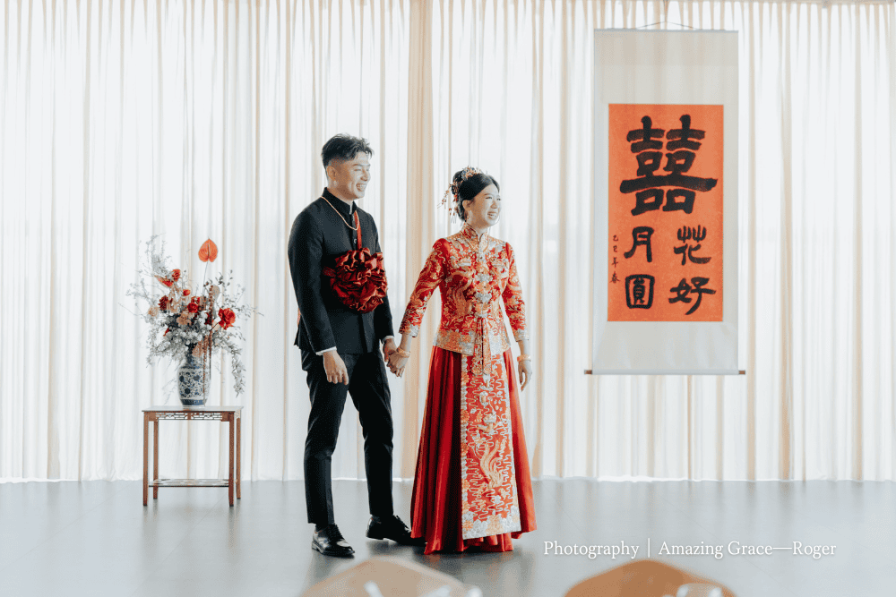 海外新人婚禮儀式指南|台灣文定、迎娶流程與中西合併建議 - 第10張圖 文定儀式中新人並肩站立,完成奉茶後的現場畫面